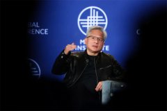 黄仁勋正在2026年国际消费电子展（CES2026）上接管